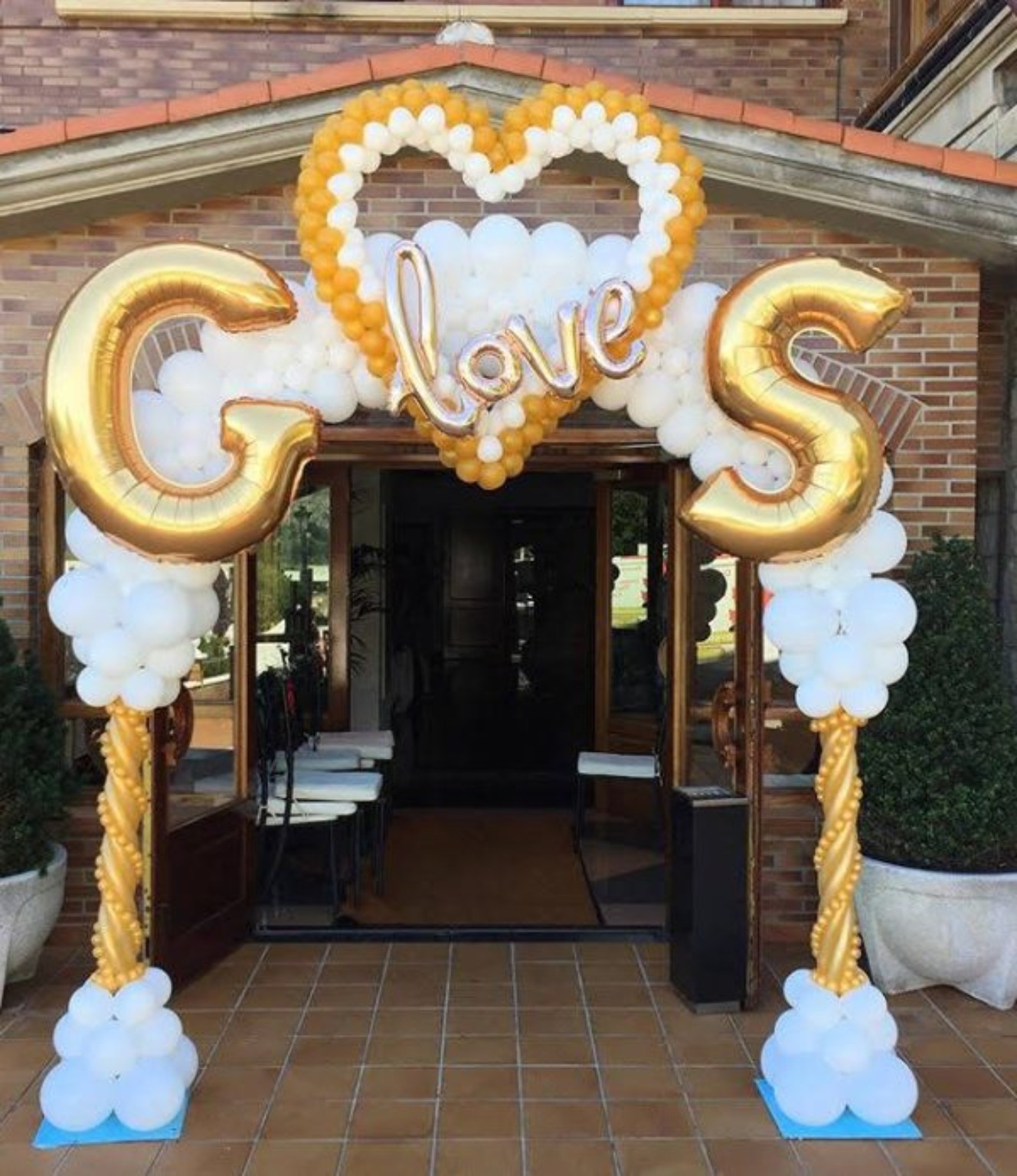 Arco de globos blancos y dorados con letras LOVE para boda o aniversario en Madrid