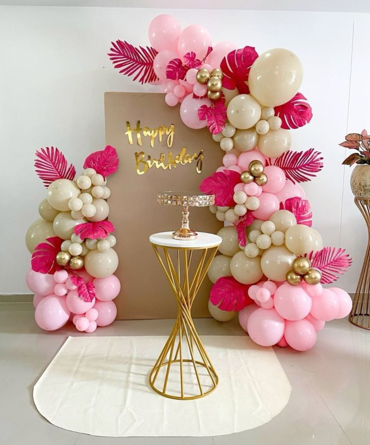 Decoración de cumpleaños con globos en tonos rosa y dorado en Madrid