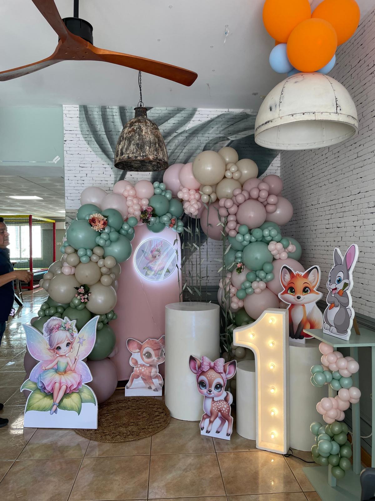 Decoración de entrada con globos y figuras de animales para fiesta infantil en Madrid