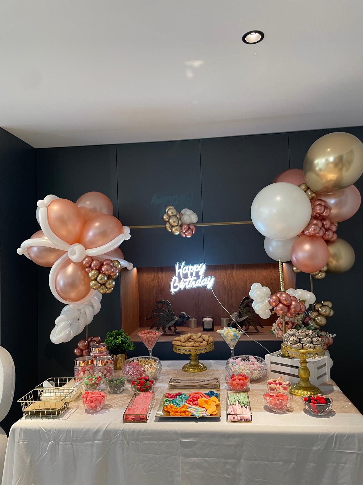 Mesa dulce de comunión al aire libre con arco de globos verde menta y dorado